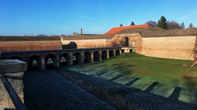 Jeden z bonch vjezd do Mal pevnosti v Terezn vede pes romantick most pes pkop. Podobn mosty se najdou i v Josefov.