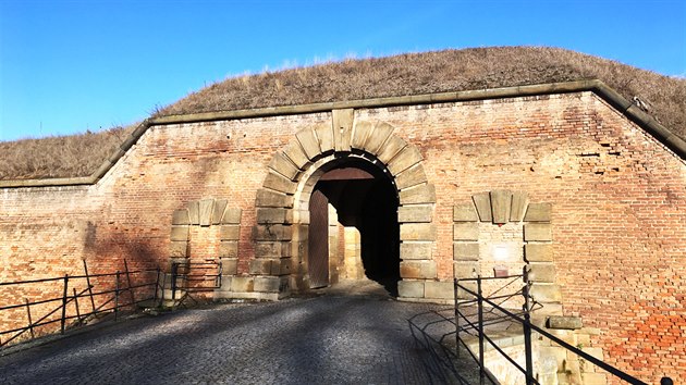 Vjezd do Mal pevnosti v Terezn. Ob msta jsou labyrintem hradeb, pkop a bran.