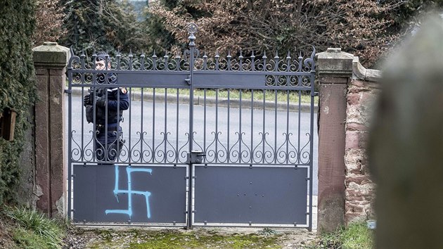 Vandalové poškodili hrobky na židovském hřbitově ve východní Francii. (19. února 2019)