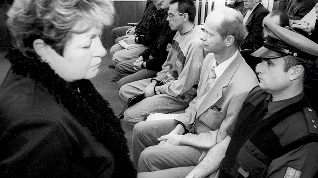 Soudní proces se Zdeňkem Bruthansem (na lavici obžalovaných ve světlém obleku). Vlevo stojí matka zavražděné Reginy Roberta Kučerová. (21. února 2001)