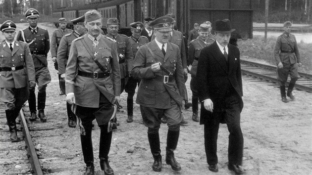 Adolf Hitler navtvil finskou armdu v Leningradu. Na snmku z ervna 1942 je spolu s finskm marlem Carlem Gustavem Mannerheimem a finskm prezidentem Risto Rytim.
