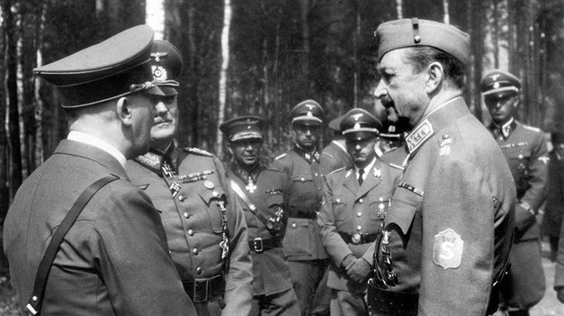 Adolf Hitler hovo s nmeckm polnm marlem Wilhelmem Keitelem a finskm marlem Carlem Gustafem Mannerheimem (vpravo). (erven 1942)