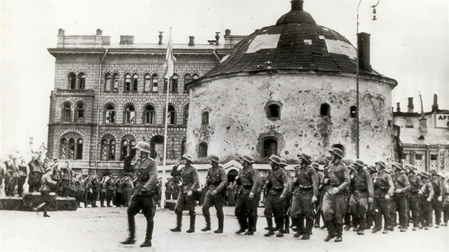 Finsk vojensk jednotka pochoduje dobytm mstem Viipuri (26. z 1941)