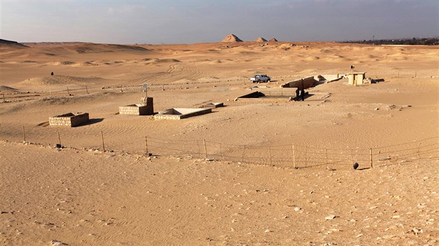 Tijova hrobka je dnes utopená v písku Západní pouště na okraji sakkárského pohřebiště.