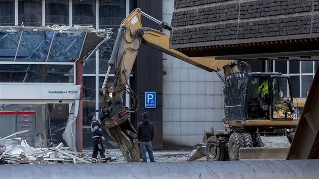 Na praskch Vinohradech zaala plnovan demolice souboru budov Transgas. (15. nora 2019)