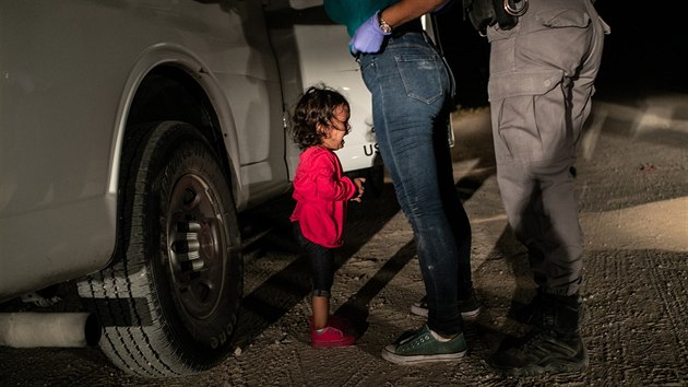 NOMINACE NA FOTOGRAFII ROKU. John Moore, Getty Images - Hondurask holika Yana bre pi zadren sv matky Sandry Sanchezov na mexicko-americk hranici.