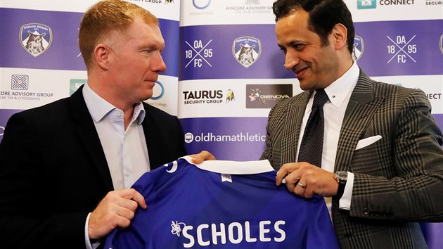 Paul Scholes, nov trenr Oldhamu, s majitelem klubu Abdallahem Lemsagamem na vodn tiskov konferenci.