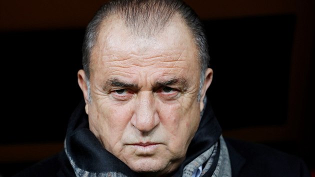 PŘ&Iacute;SN&Yacute; V&Yacute;RAZ. Tren&eacute;r fotbalistů Galatasaraye Fatih Terim před duelem Evropsk&eacute;...
