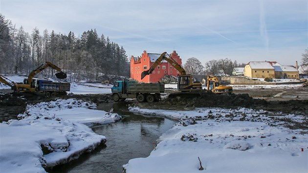 Na rybnku kolem zmku erven Lhota na Jindichohradecku pokrauj prce na odbahnn. Nvtvnkm se tak naskt netradin pohled na znmou pamtku.