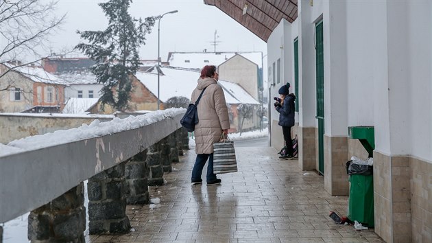 Autobusov ndra stoj ve Vodanech pobl nmst u Zeyerovy ulice. Nstupit nemaj kryt stn a budova nespluje nroky pro cestovn ve 21. stolet.