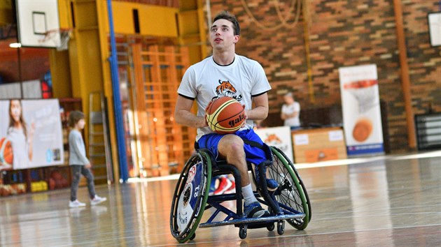 Jedenadvacetilet Adam imonek z eskch Budjovic je sportovn multitalent. Je v irm kdru basketbalov reprezentace vozk.