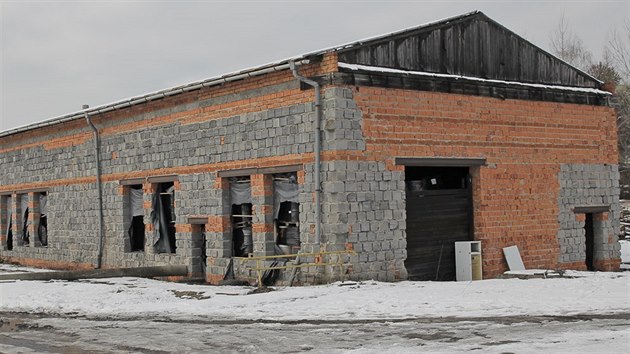 Sklad neleglnho odpadu ve Starm Mst u Frdku Mstku. Polsk firma sem dovezla stovky sud plnch nebezpenho odpadu.