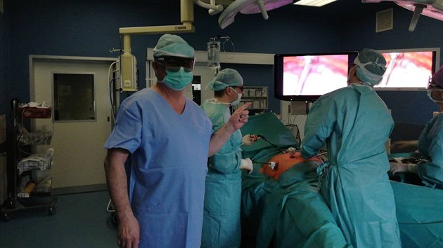 Operan tm Nemocnice TGM Hodonn pod vedenm prime oddlen chirurgie Martina Mana provd s vyuitm nov 3D laparoskopick ve bariatrick zkrok-gastrick bypass pi lb pacientky s morbidn obezitou.