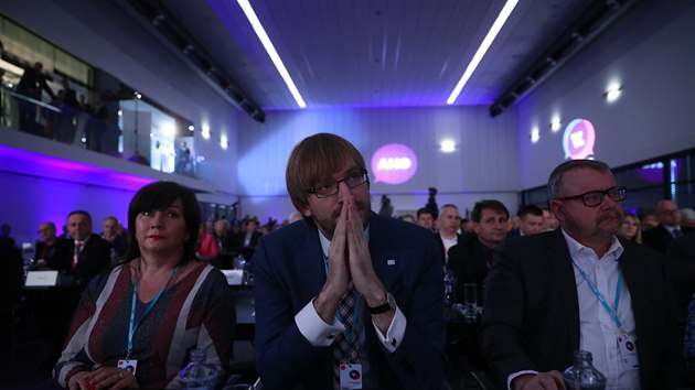 Ministr zdravotnictv Adam Vojtch, ministr dopravy Daniel ok na snmu hnut ANO a ministryn financ Alena Schillerov na snmu hnut ANO (17. nor 2019)