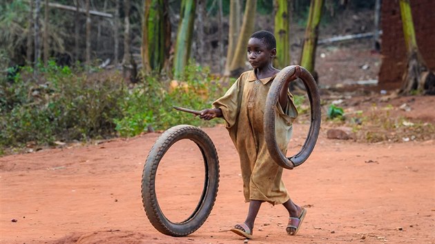 Dítě z etnika Baka se svými „hračkami“. Bakové jsou v oblasti Dja nejchudší a také nejvíce vykořisťovanou skupinou obyvatel. 