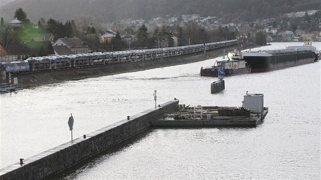 Obrovsk chemick tanker m do Hamburku. Na sv cest musel proplout Masarykova zdymadla v st nad Labem.