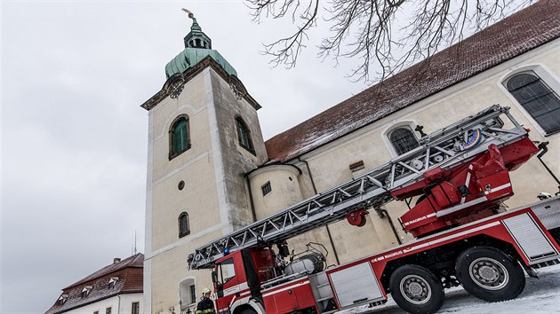 Z kostela nejsvtj Trojice v obci Jietn pod Jedlovou museli hasii sundat kulatou b ve. Hrozilo, e spadne kvli slcmu vtru.