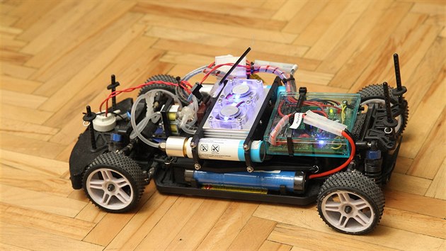 Model automobilu na vodkov pohon.