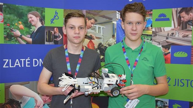 Deváťáci Petr Novotný (vlevo) a Aleš Strnad vytvořili v soutěži Lego Robot metací vůz. U poroty vyhrál.