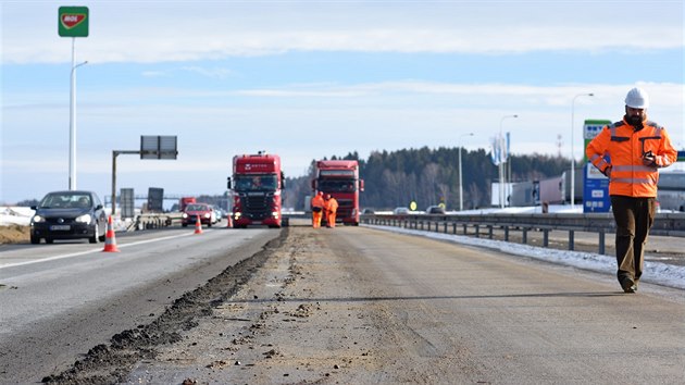 Odstraovn svodidel v problmovm seku dlnice mezi Humpolcem a Vtrnm Jenkovem.