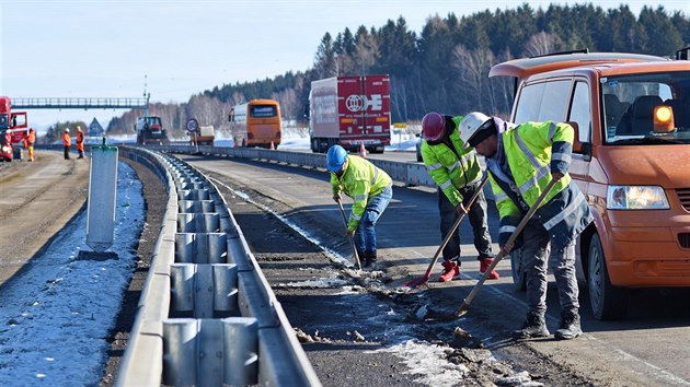 Odstraňování svodidel v problémovém úseku dálnice mezi Humpolcem a Větrným Jeníkovem.
