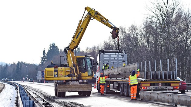 Odstraovn svodidel v problmovm seku dlnice mezi Humpolcem a Vtrnm Jenkovem.