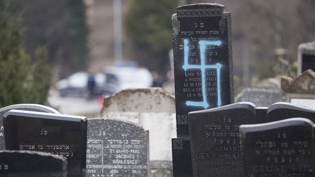 Vandalové poškodili hrobky na židovském hřbitově ve východní Francii. Odpoledne místo navštíví francouzský prezident Emmanuel Macron. (19. února 2019)