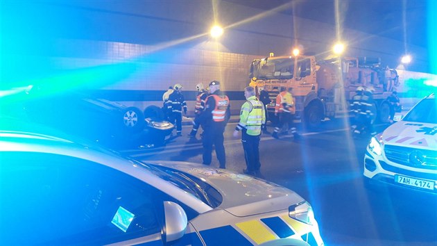 P�i nehod� v Bubene�sk�m tunelu zasahuj� jednotky IZS u dvou osobn�ch aut a jednoho n�kladn�ho (12.2.2019)