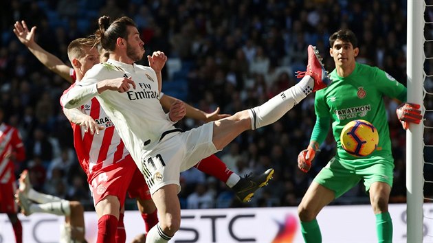 Gareth Bale z Realu Madrid se marn sna dostat m do branky Girony.