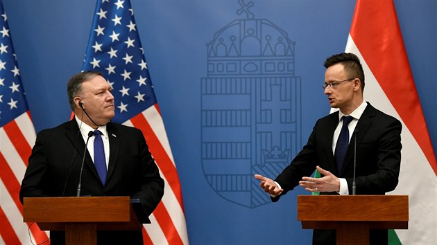 Ministr zahraničí Spojených států amerických Mike Pompeo (vlevo) spolu se svým maďarským protějškem Péterem Szijjártóem při oficiální návštěvě v Budapešti. (11. února 2019)