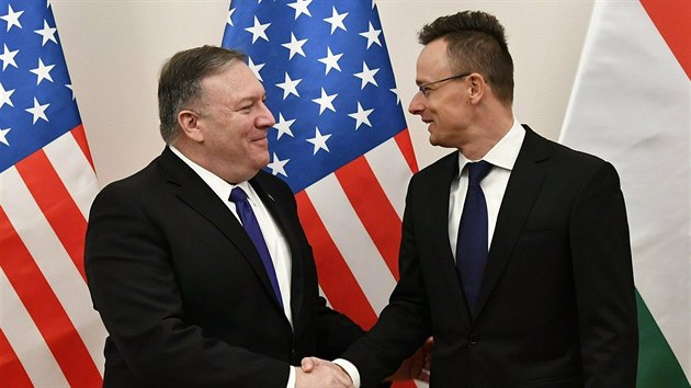 Ministr zahraničí Spojených států amerických Mike Pompeo (vlevo) si třese rukou se svým maďarským protějškem Péterem Szijjártóem při oficiální návštěvě v Budapešti. (11. února 2019)
