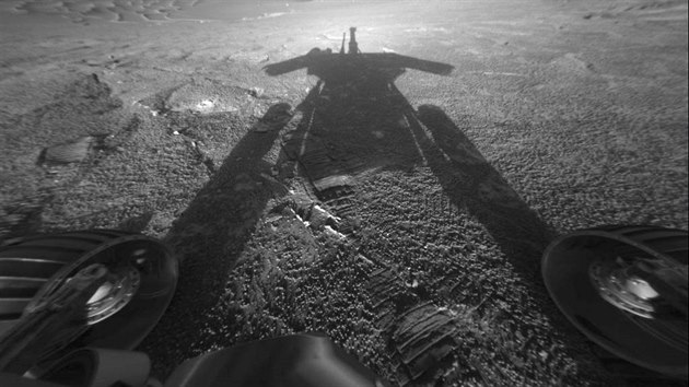 Snmek z Marsu pozen voztkem Opportunity pi przkumu v ervenci 2004.