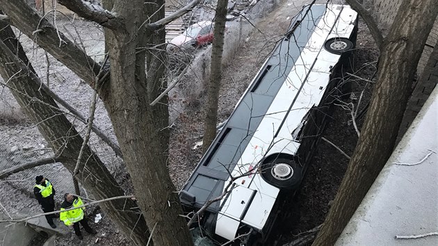 Autobus v Mlnku prorazil svodidla a spadl ze srzu do nkolikametrov hloubky (18. nora 2019)