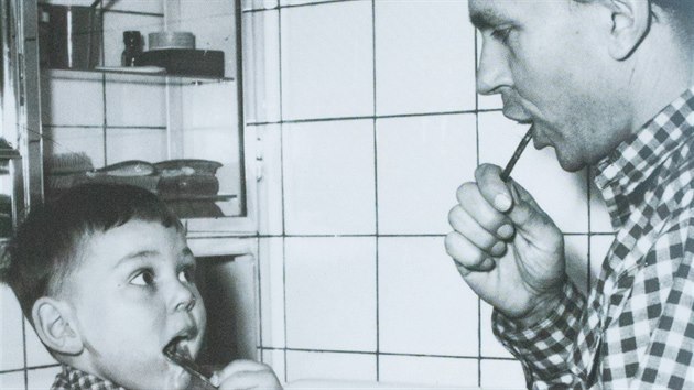Fotografie zachycuj Miroslava Zikmunda ml. s jeho otcem.