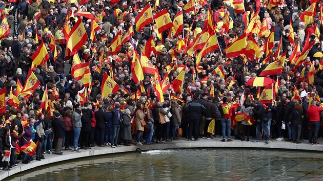 panl protestuj v centru Madridu proti levicov vld Pedra Sncheze. (10. nora 2019)