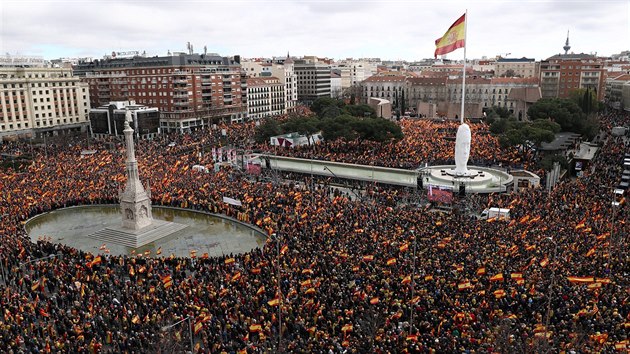 panl protestuj v centru Madridu proti levicov vld Pedra Sncheze. (10. nora 2019)