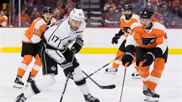 Rusk tonk Ilja Kovaluk v dresu Los Angeles Kings stl mezi protihri z Philadelphie.