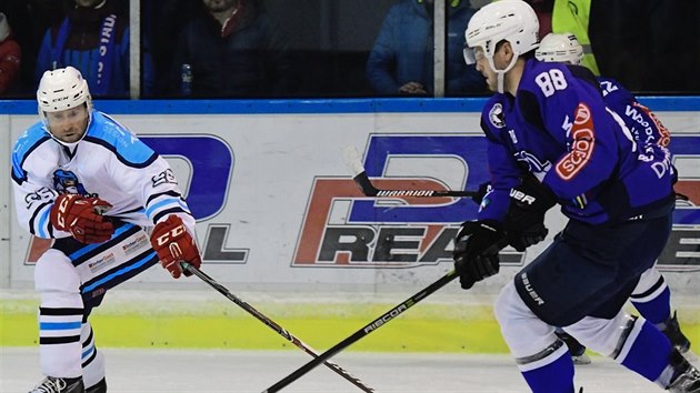 Hokejisty Vrchlab nedvno na zvr sezony poslil zkuen tonk Jaroslav Bedn (vlevo), kter by ml tmu pomoci k postupu do 1. ligy.