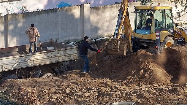 Kvli stavb komunitnho centra vjely na hbitov bagry. Podle mstnch se s ostatky nezachz dstojn.