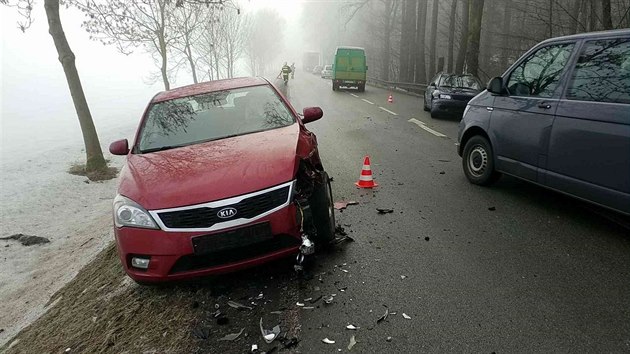 Hromadn nehoda esti osobnch aut komplikovala provoz u amberka.