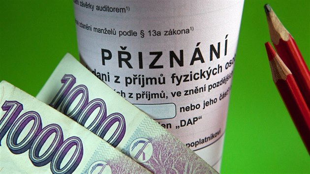 Blíží se základní termín pro přiznání daní z příjmu. Pokud jste růžový formulář ještě neodevzdali a podáváte ho v papírové podobě, musíte dodržet předepsanou lhůtu. Tento termín se neúprosně blíží, řada lidí v tom ale chybuje a odevzdá formulář pozdě. A časté jsou i další chyby. Co si ohlídat? 