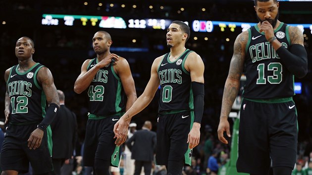 Terry Rozier (12), Al Horford (42), Jayson Tatum (0) a Marcus Morris (13) z Bostonu zklaman z porky od LA Clippers.