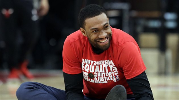 Jabari Parker z Washingtonu se protahuje ped zpasem s Chicagem.