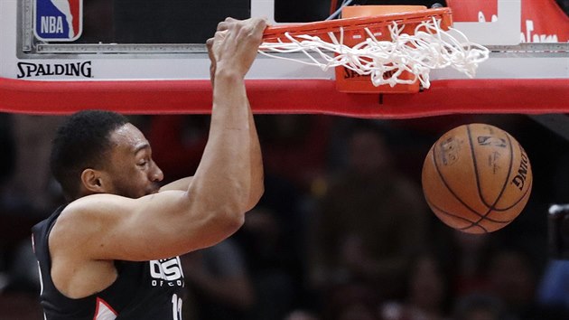 Jabari Parker z Washingtonu smeuje do koe Chicaga.