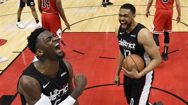 Bobby Portis (vlevo) a Jabarim Parkerem z Washingtonu se raduji z trefy proti svm bvalm spoluhrm z Chicaga.