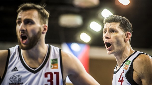 Nymburt basketbalist Martin K (vlevo) a Petr Benda se div.