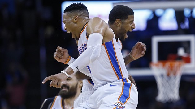 Russell Westbrook (vlevo) a Paul George z Oklahoma City oslavuj.