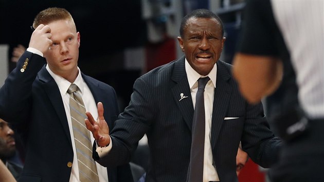 Detroitsk trenr Dwane Casey (vpravo) a jeho asistent Sean Sweeney