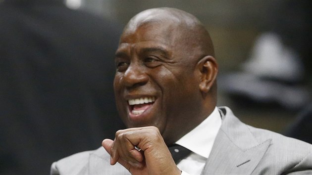 Magic Johnson, prezident Los Angeles Lakers, sleduje zpas svho tmu v Atlant.