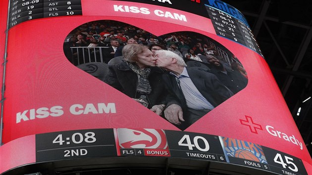 Bval americk prezident Jimmy Carter a jeho ena Rosalynn na zpase NBA mezi Atlanta Hawks a New York Knicks